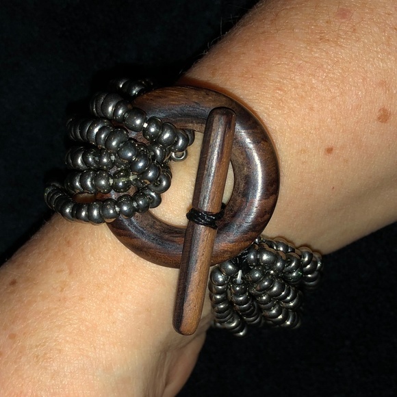 Unknown Jewelry - Black Beaded Bracelet w/Wooden Closure